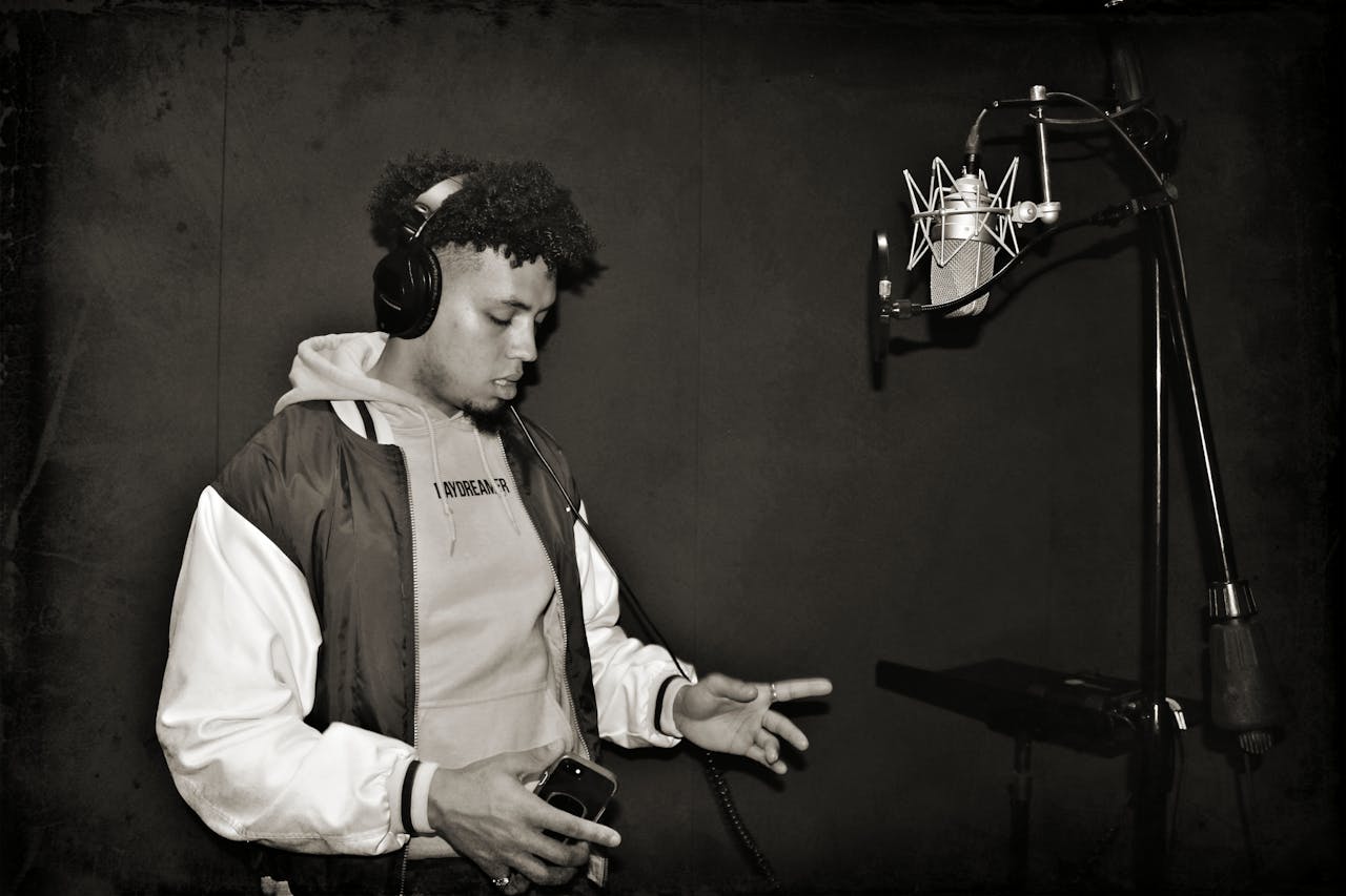 Ali B en zijn pad van rap tot televisie en controverse